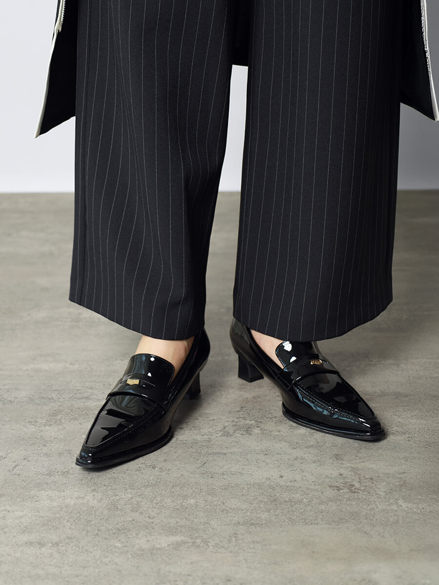 フレアヒールエナメルローファー