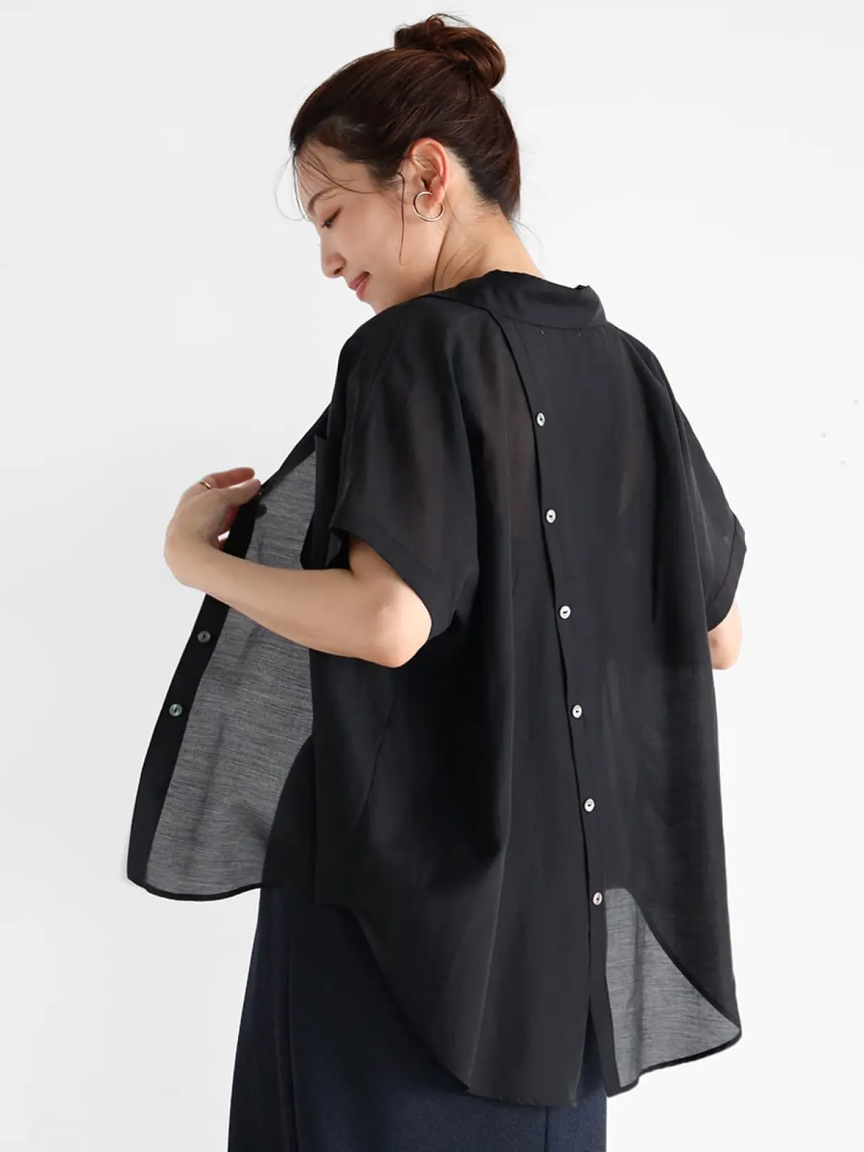 Vin(ヴァン)　バックボタンデザインシアーシャツ