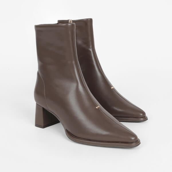 ポインテッドフレアヒールショートブーツ