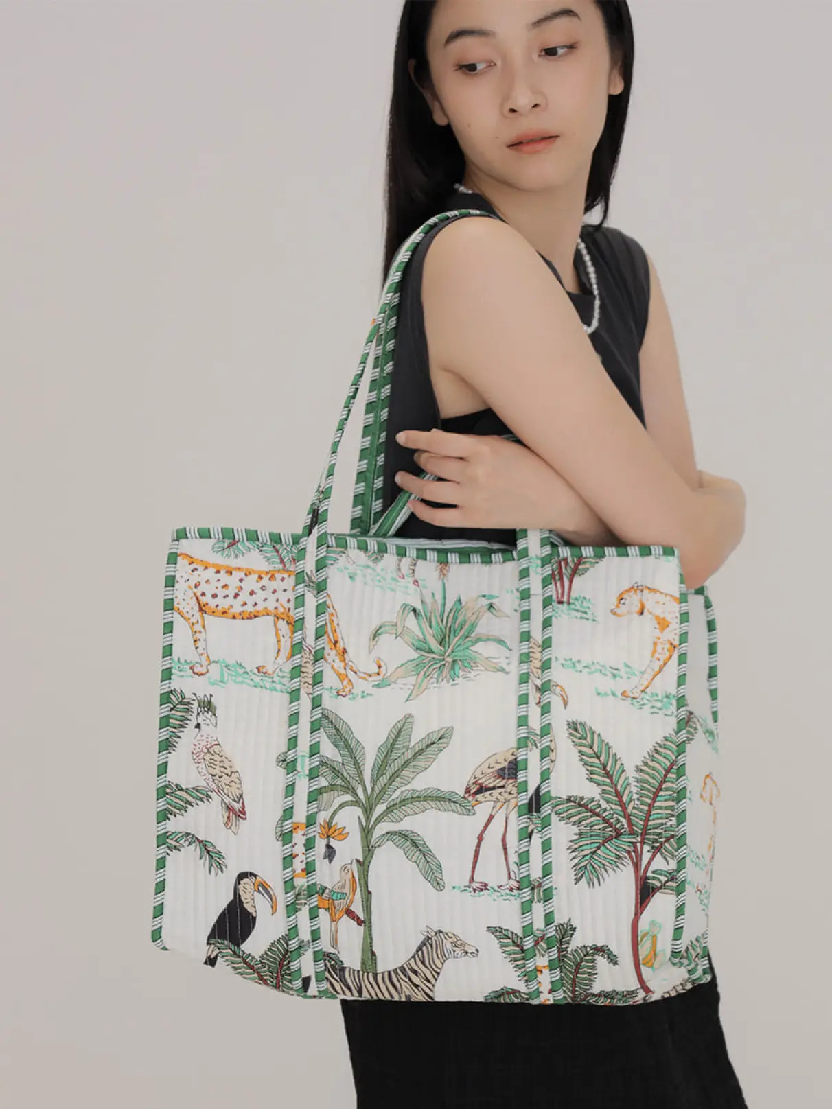 Animal motif tote bag