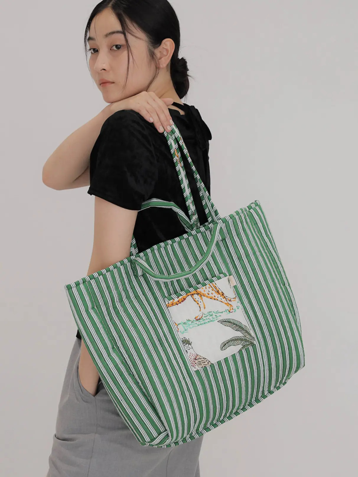 Animal motif tote bag
