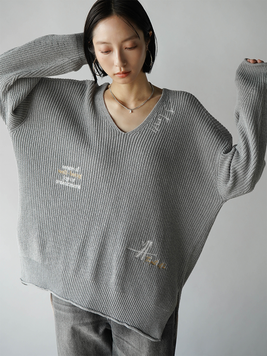 RADIATE(ラディエイト)　ロゴ刺繍Vネックニット