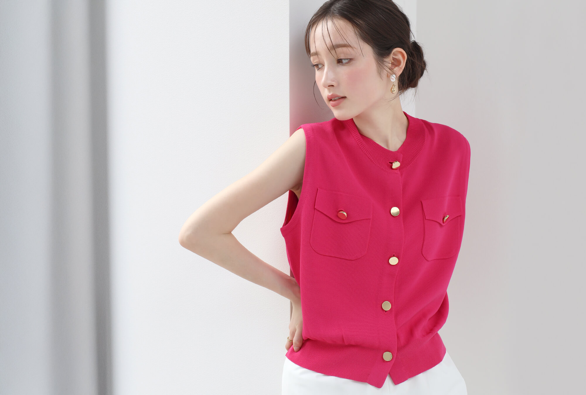 ゴールドボタンノースリーブニットベスト