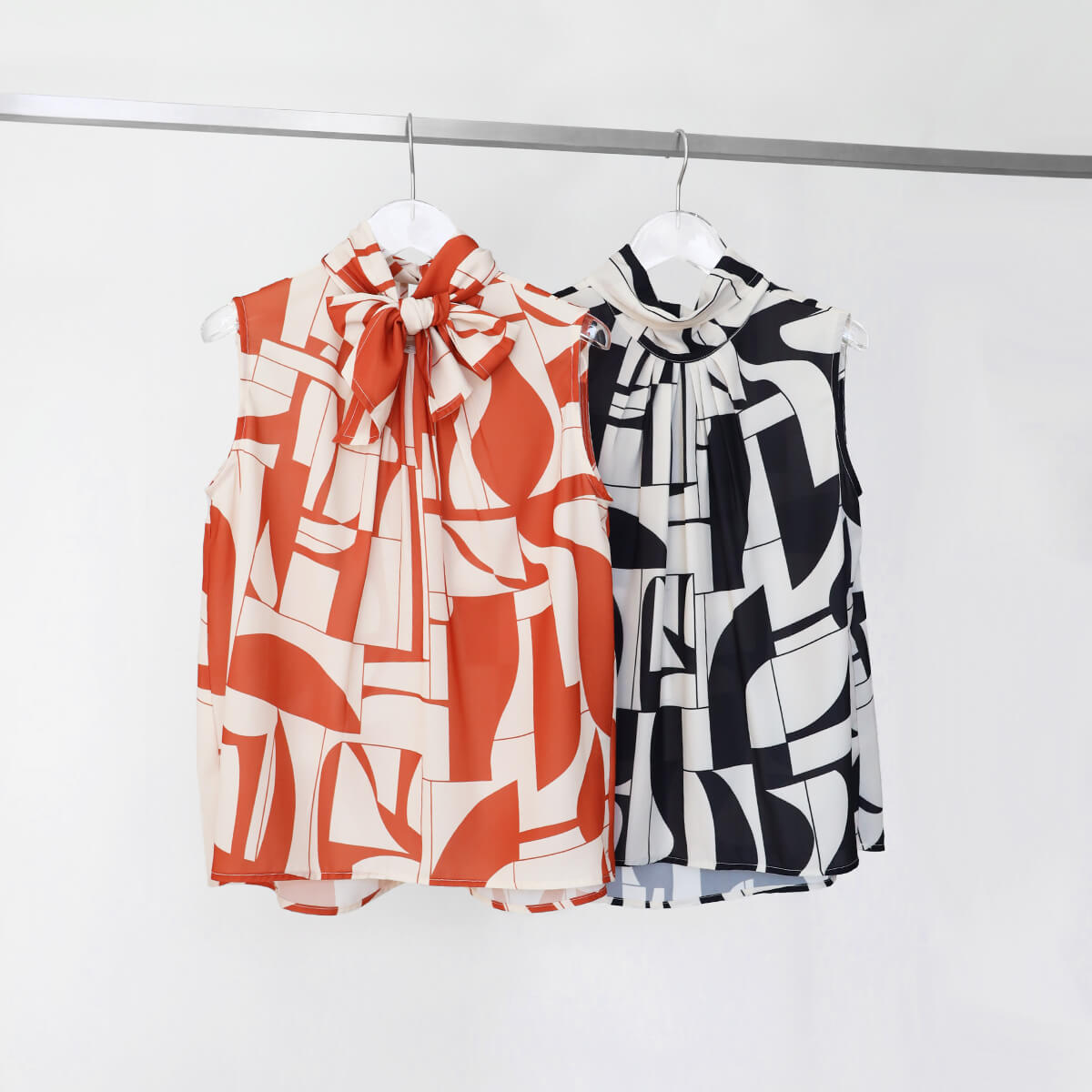 ジオメトリックハイネックブラウス