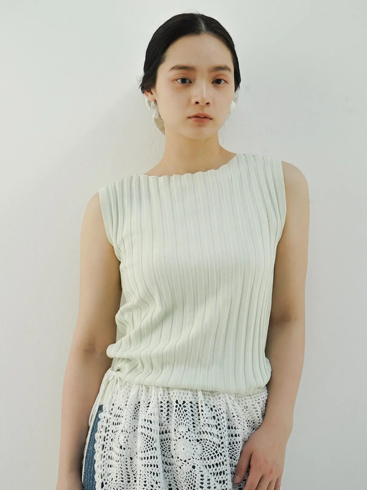 Wide rib sleeveless knit pullover