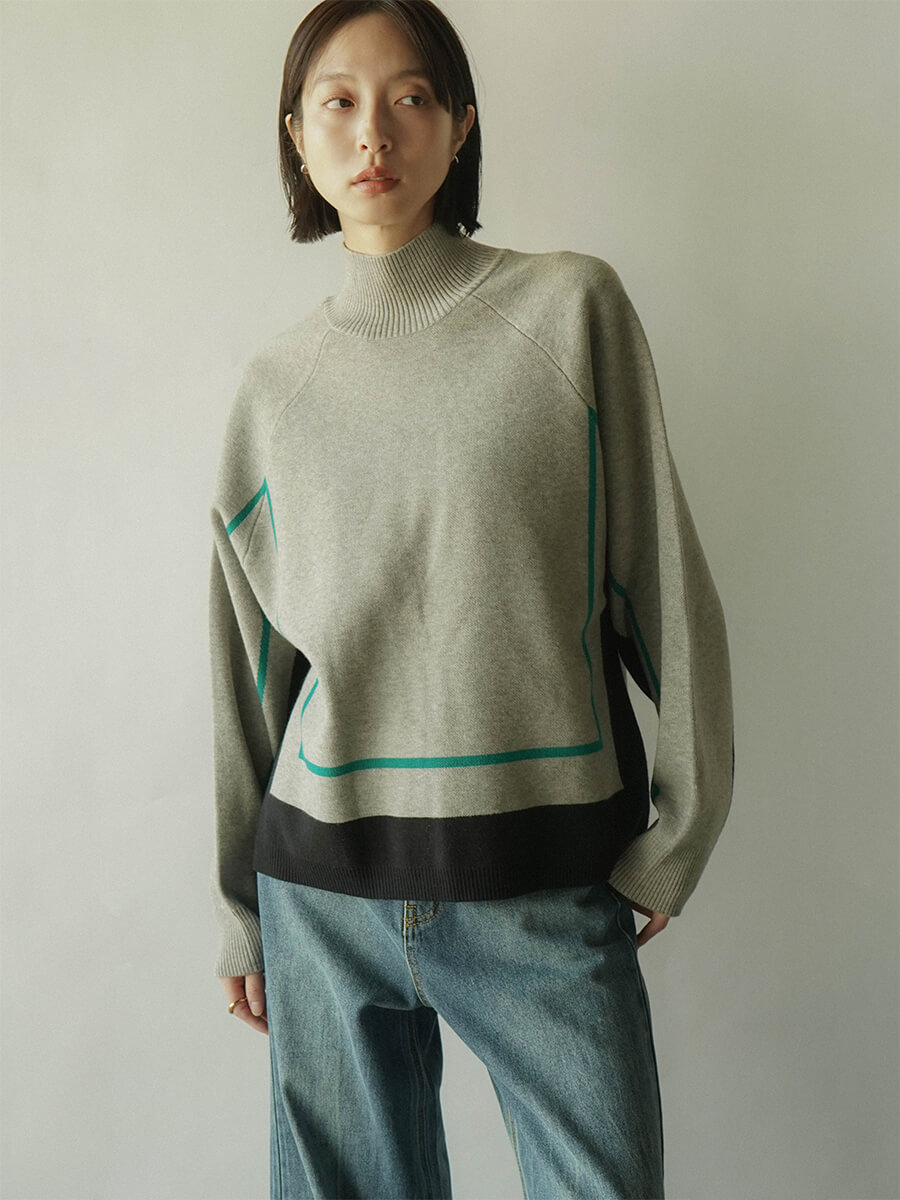 RADIATE(ラディエイト)　バックロゴトリミングハイネックニット