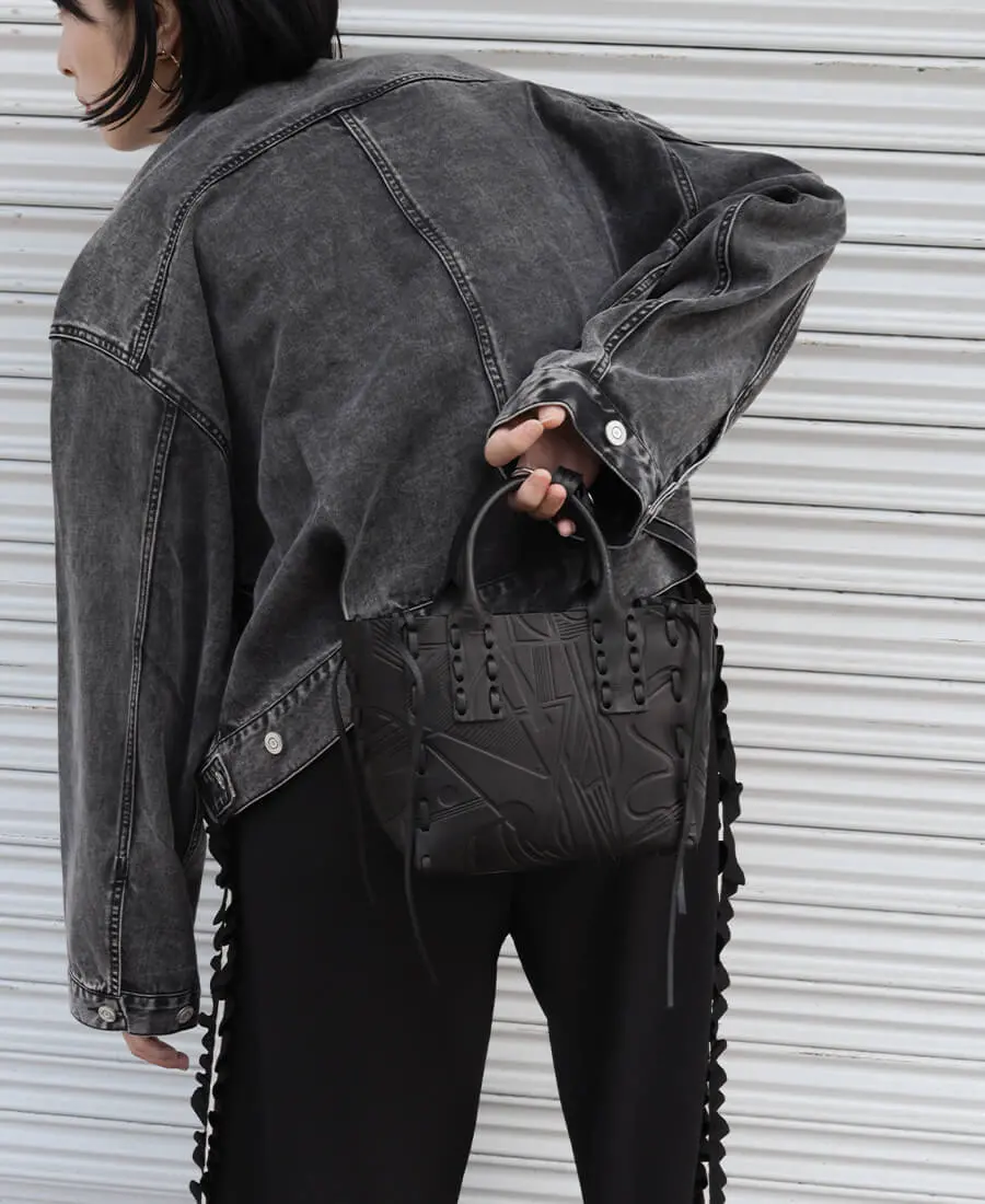POMTATA×RADIATE
ヴィンテージパターンエンボスレザースクエアバッグ 2WAYトートバッグ - POMTATA×RADIATE - RADIATE｜YAMADAYA STORE