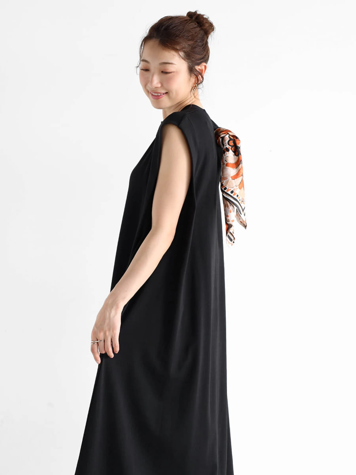 Vin(ヴァン)　バックスカーフカットワンピース