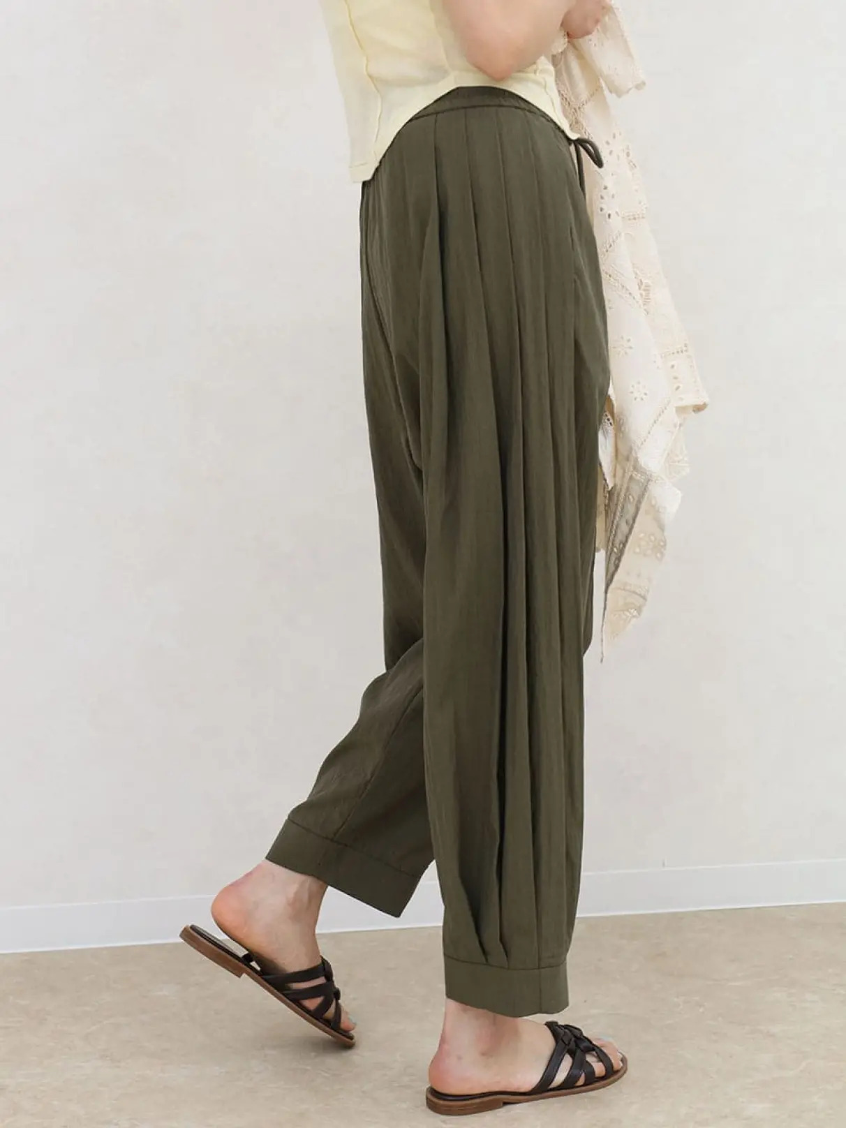 Side tuck easy pants