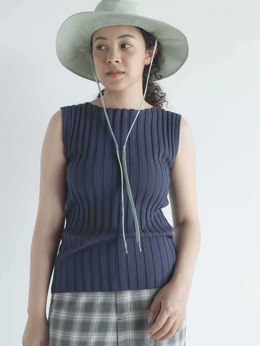 Wide rib sleeveless pullover