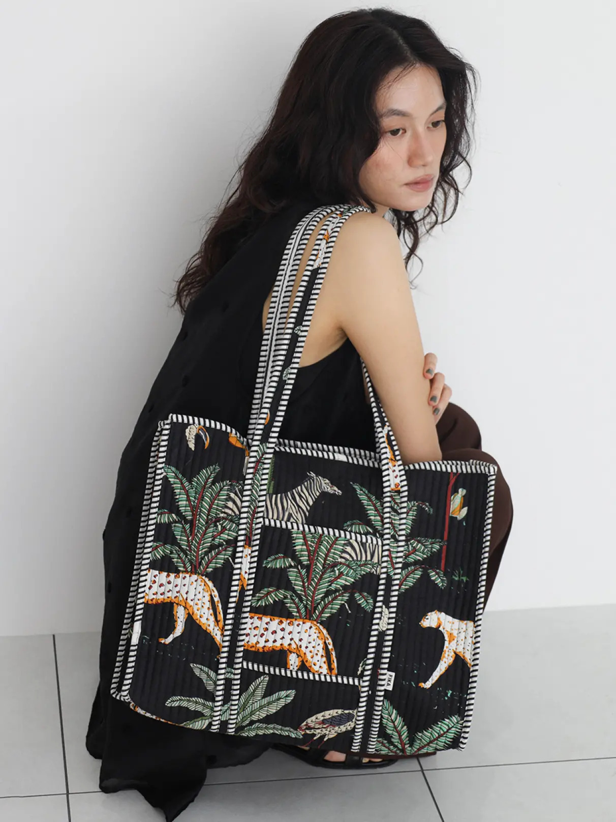 Animal motif tote bag