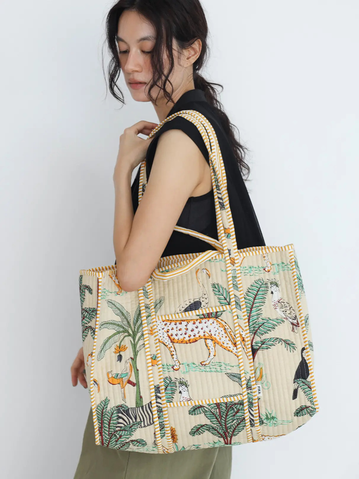 Animal motif tote bag