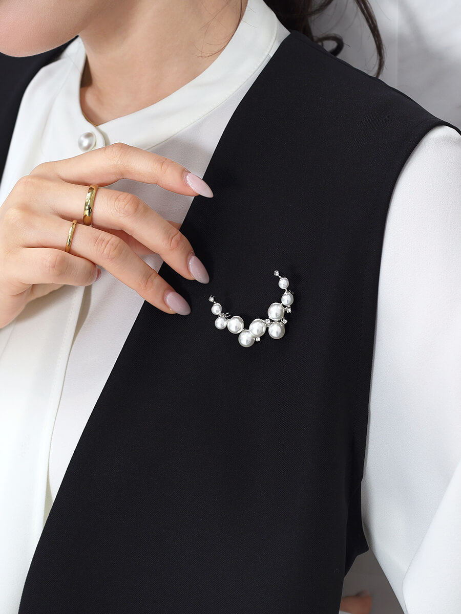 ランダムパールハーフムーンブローチ