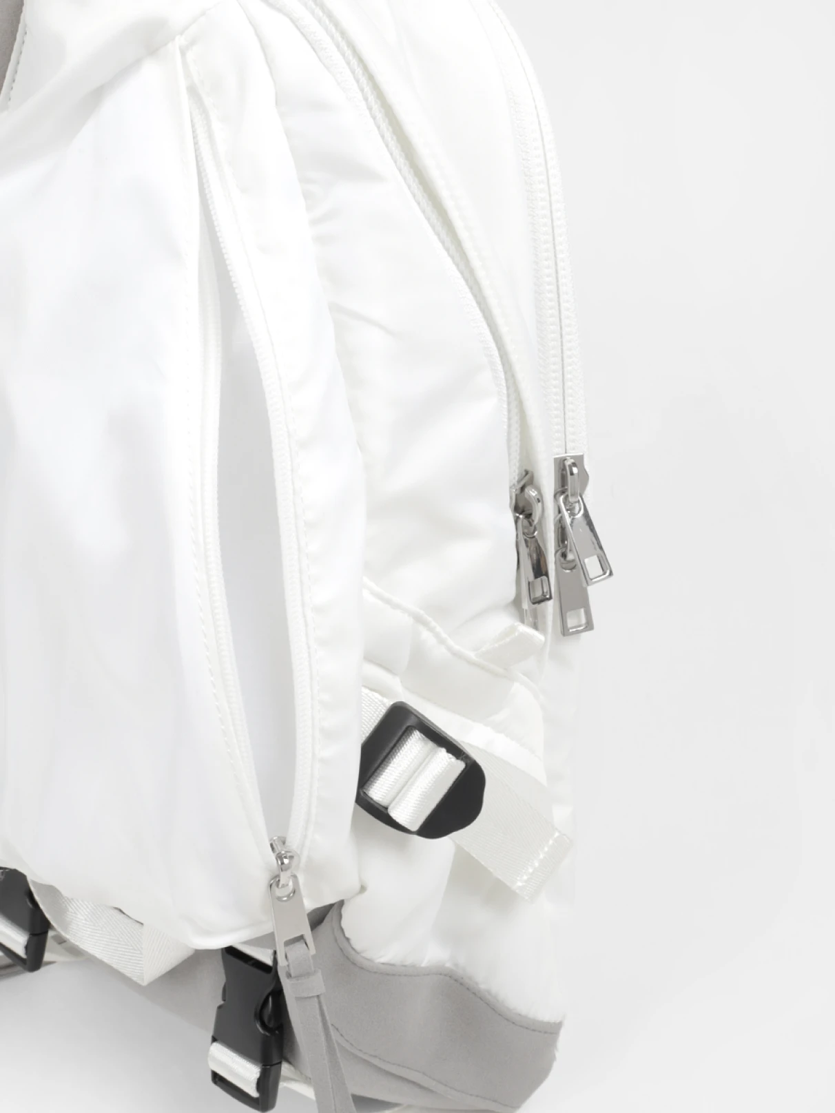 INDISPENSABLE×nouer フロントZIPバックパック ホワイト フロントZIPバックパック(White) - INDISPENSABLE×nouer - LASUD