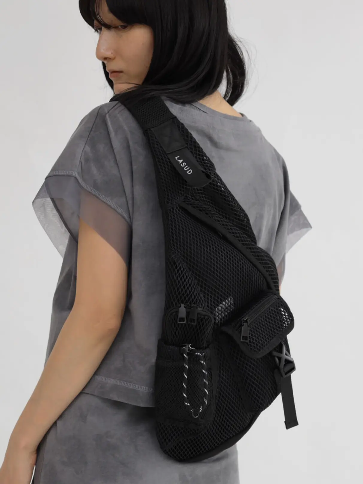 ヤマダヤLASUD アシンメトリーフラップボディバッグ 120_xl.jpg