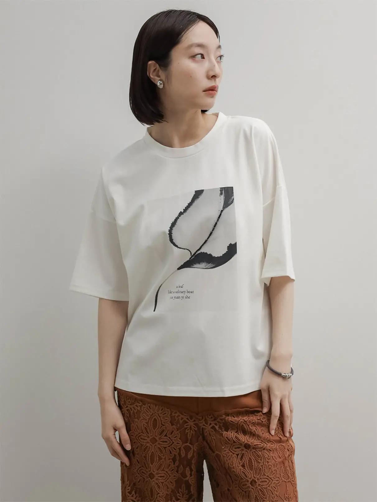 ビーズアクセントリーフプリントTシャツ - RADIATE - RADIATE