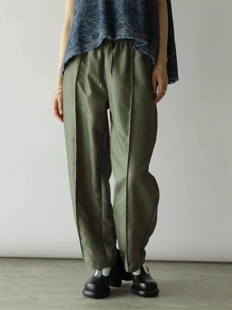 センタープレステーパードサテンパンツ - RADIATE - RADIATE