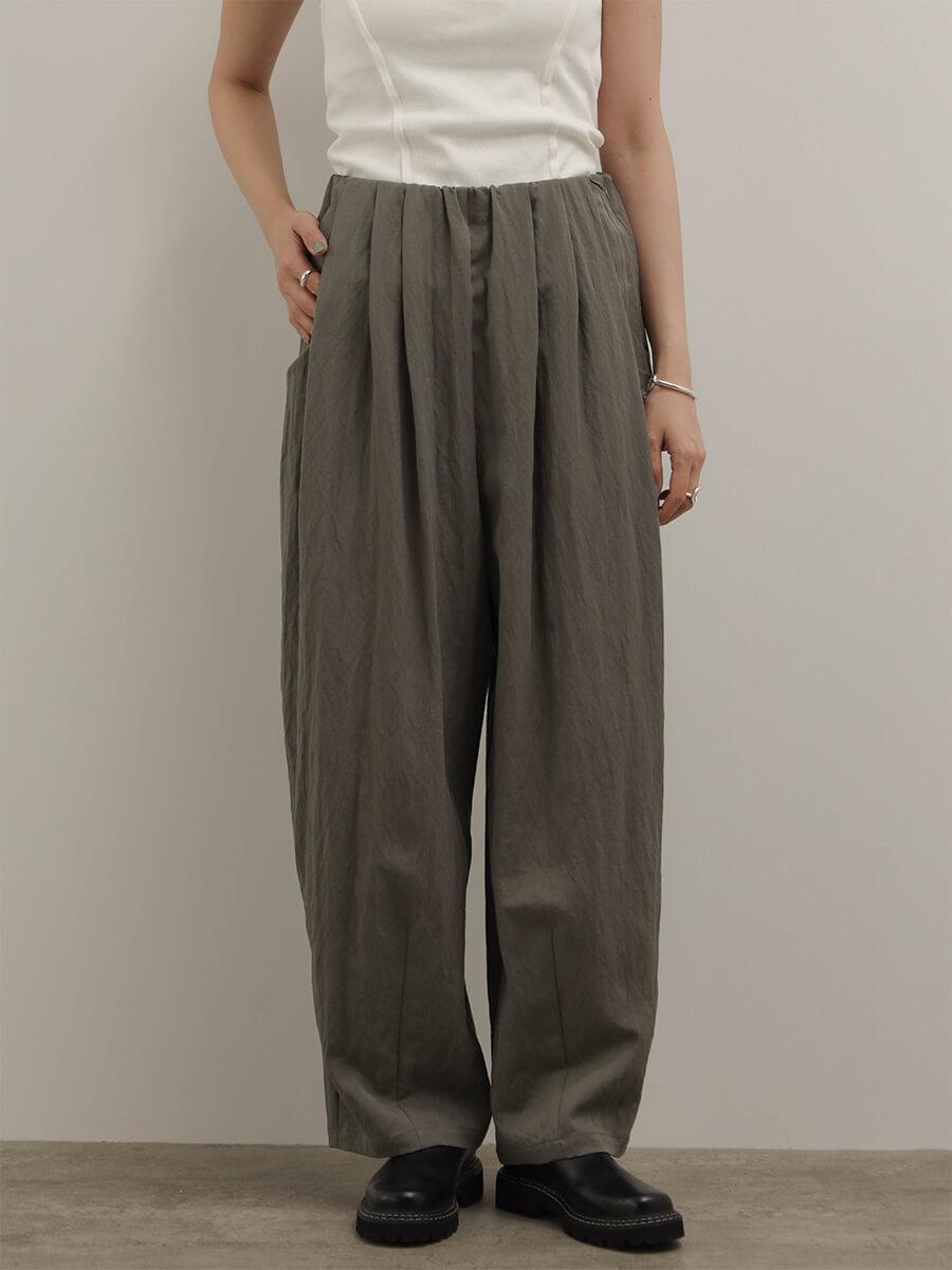 タックテーパードパンツ