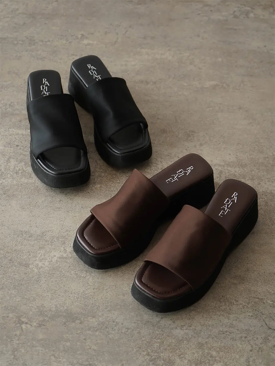 Larroude カルメン145MMプラットフォームラフィアサンダル larroude-brigitte-ruffle-mule-