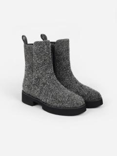 チャコールグレー