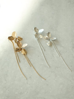 メタルフラワーストラップピアス - PECHINCHAR - petirobe