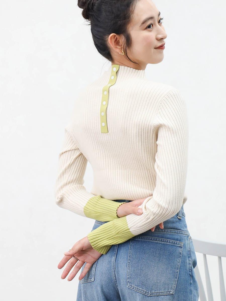 バックボタンバイカラーハイネックリブニット