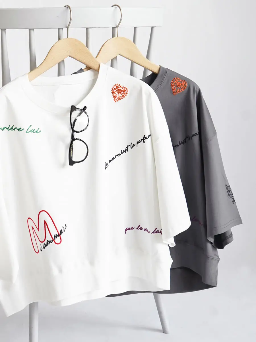 ランダムレター刺繍Tシャツ - Vin - Vin｜YAMADAYA STORE