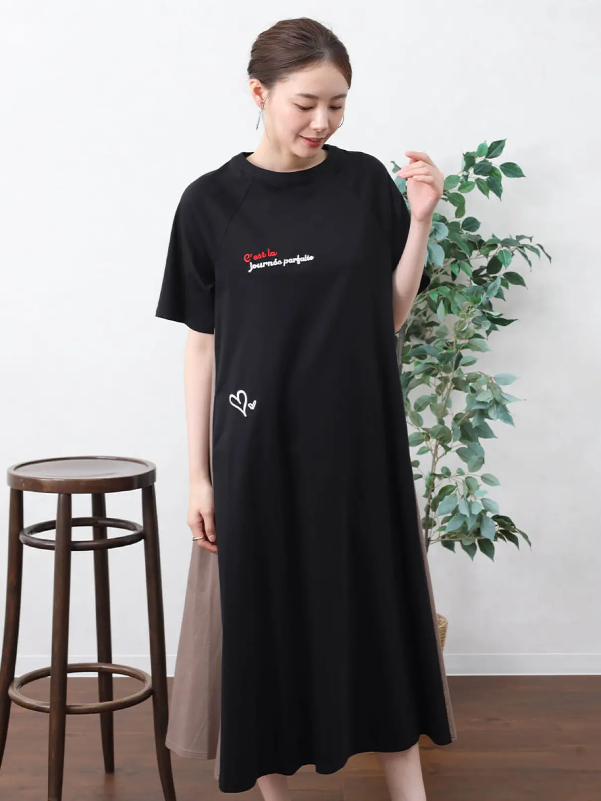 美品　刺繍入り ワンピース　36 レタリング×刺繍モチーフカットワンピース - Vin - Vin｜YAMADAYA STORE