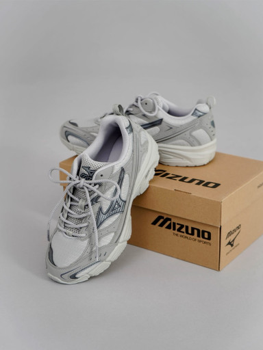 MIZUNOxスニーカー