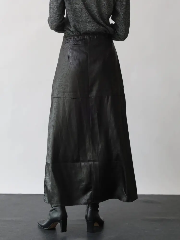 【新品】Aga 定価17000円　ロングスカート　白黒 Agaのロングスカートの商品一覧｜ファッション通販のYAMADAYA STORE