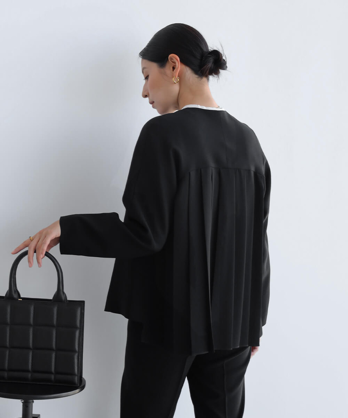 現行販売新品【定価28,000円】Aga Black バックプリーツジャケット