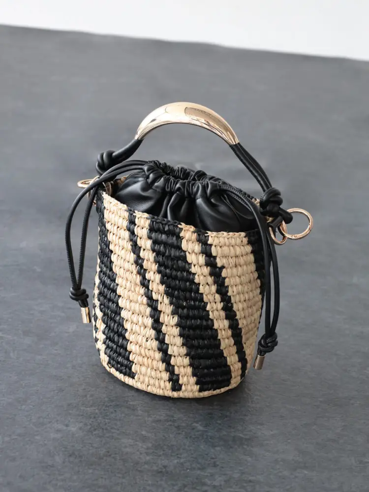 FABLE 生命の樹 モノクロ ラフィア バスケットバッグ Tree Of Life Monochrome Raffia Saddle Bag – Fable England US