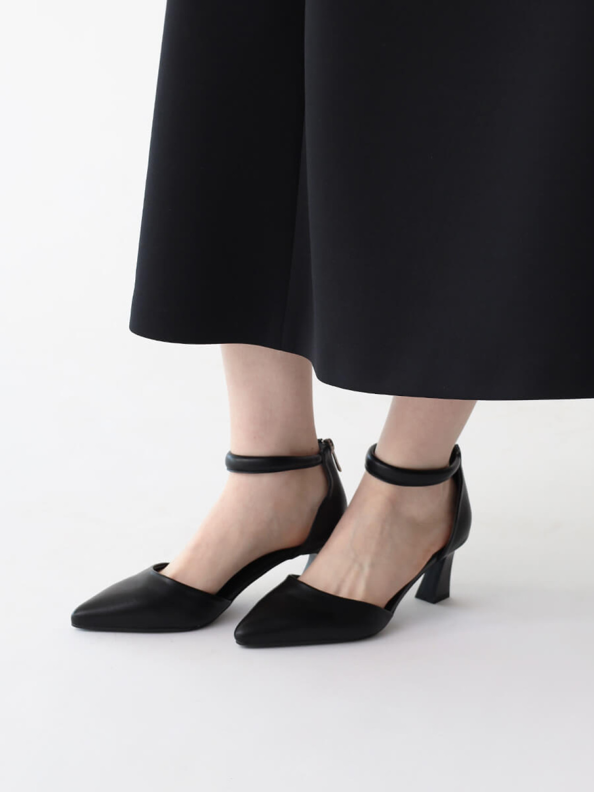 セパレートデザインストラップパンプス（Black） - Aga - Aga