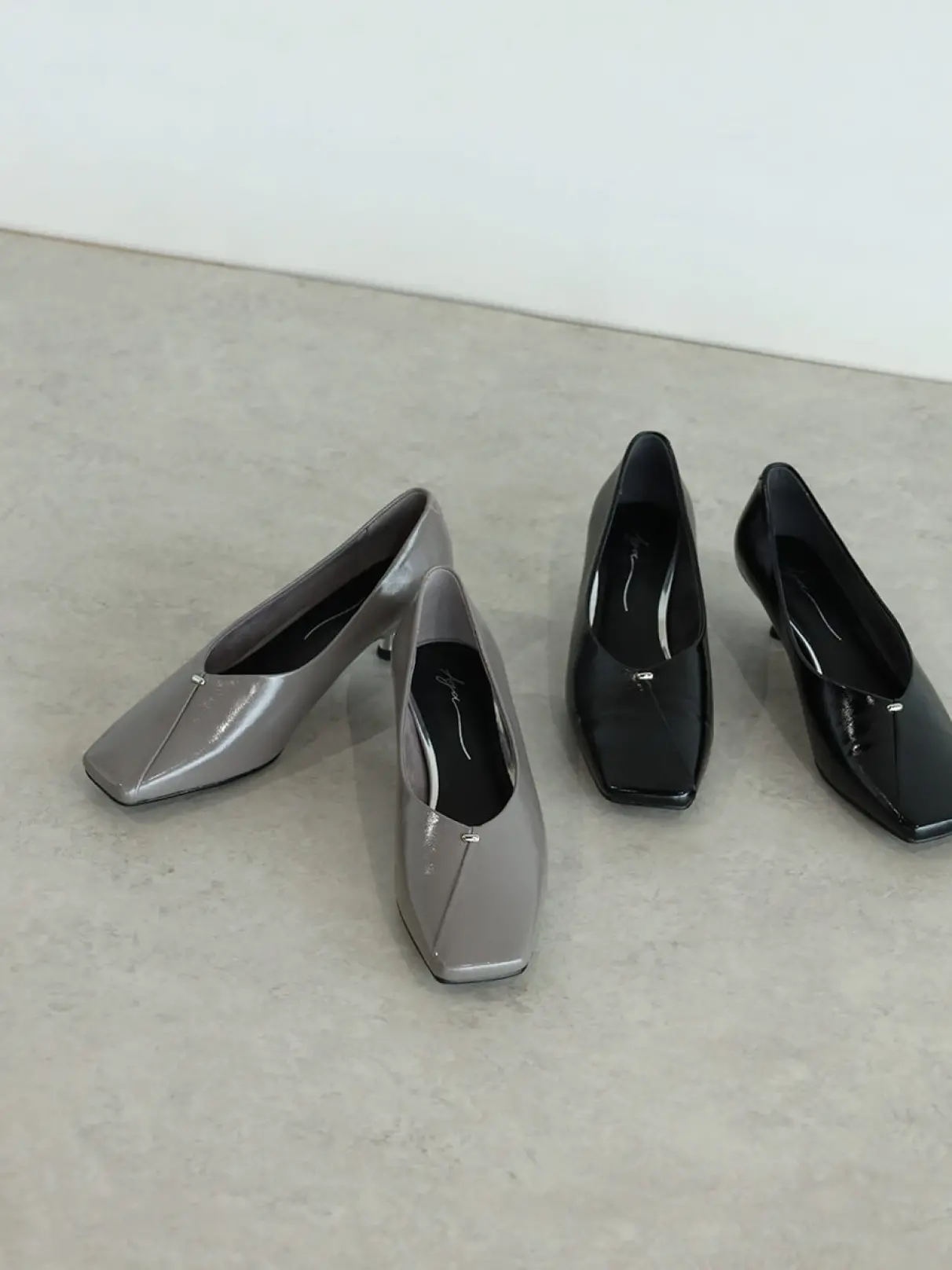 【新品未使用】Aga スムース レザー パンプス ストラップ ローヒール 新品未使用】Aga スムース レザー パンプス ストラップ