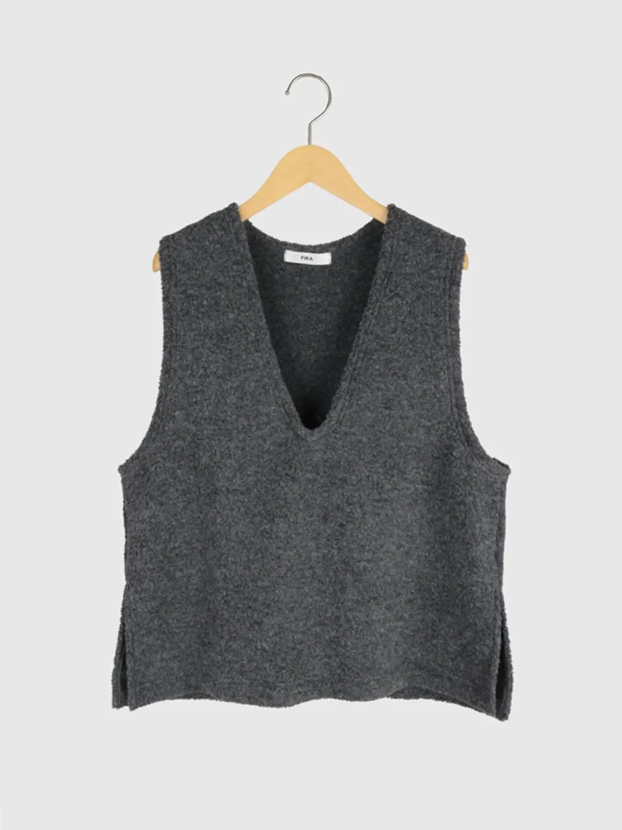 Wool blend v-neck vest - FIKA. - FIKA.｜YAMADAYA STORE