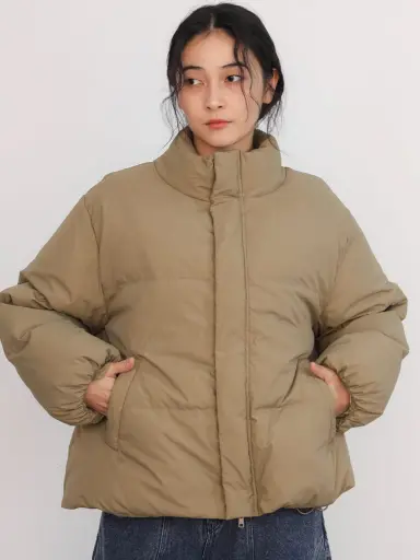 極美品、未使用品、ベージュ オープンフロントジャケット Volume down jacket - FIKA. - FIKA.｜YAMADAYA STORE