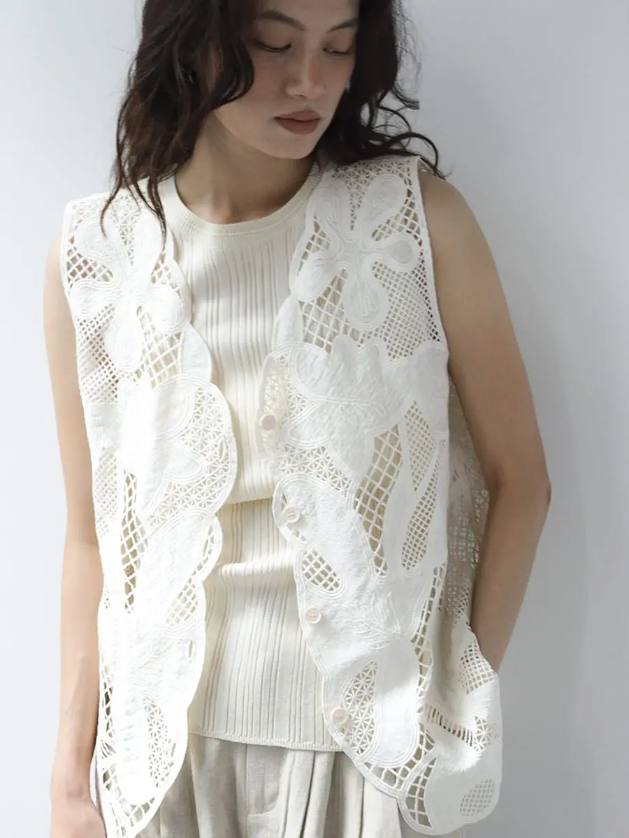 【新品未使用】CaEtLa さえら　ヒスクローネ　フラワー刺繍　レース　ベスト Floral lace vest - FIKA. - FIKA.｜YAMADAYA STORE