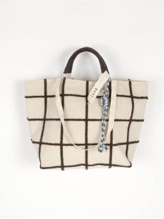 ダークブラウン