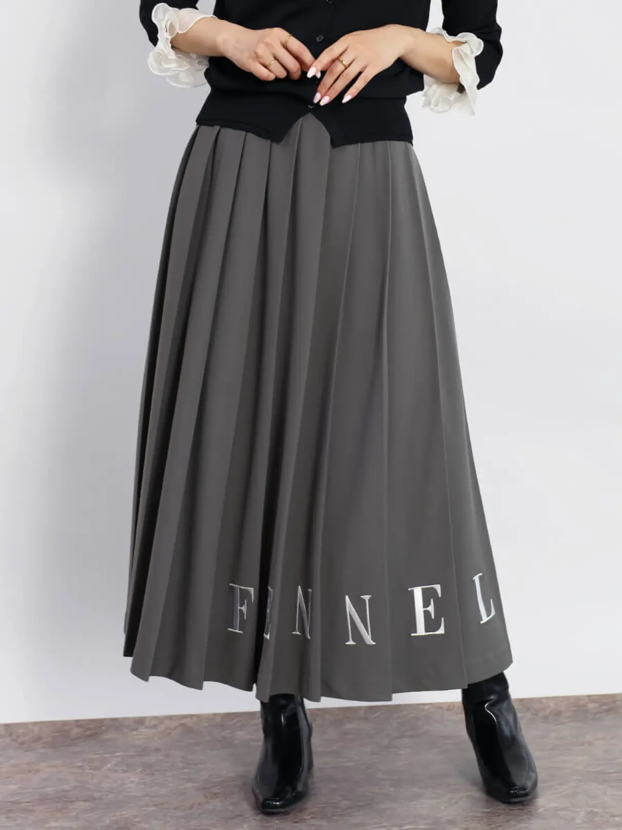 フェンネル（FENNEL）/刺繍ロゴプリーツスカート 0-1_xl.webp