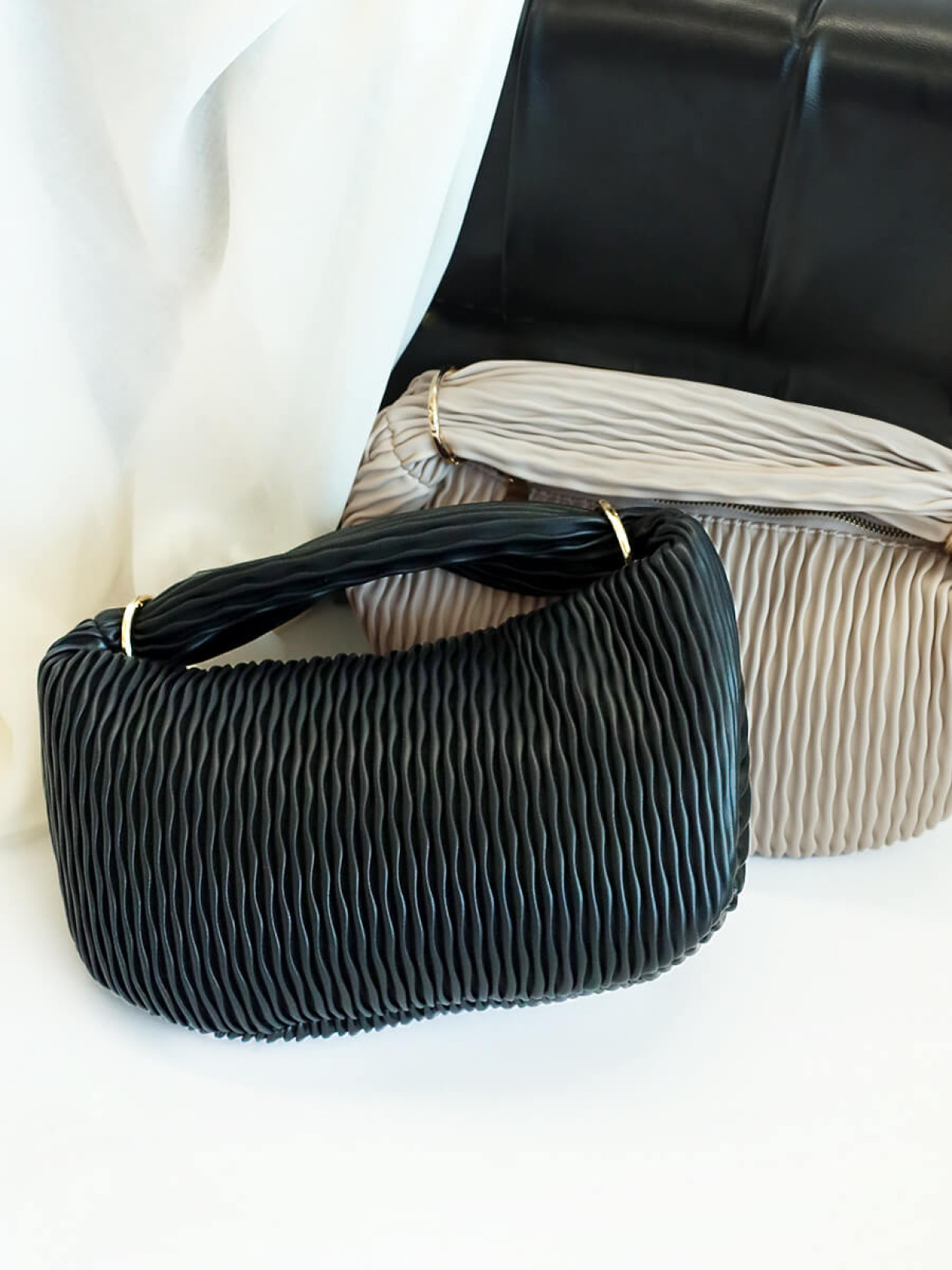 ハーフムーンプリーツハンドバッグ（black、ivory） - FENNEL - FENNEL