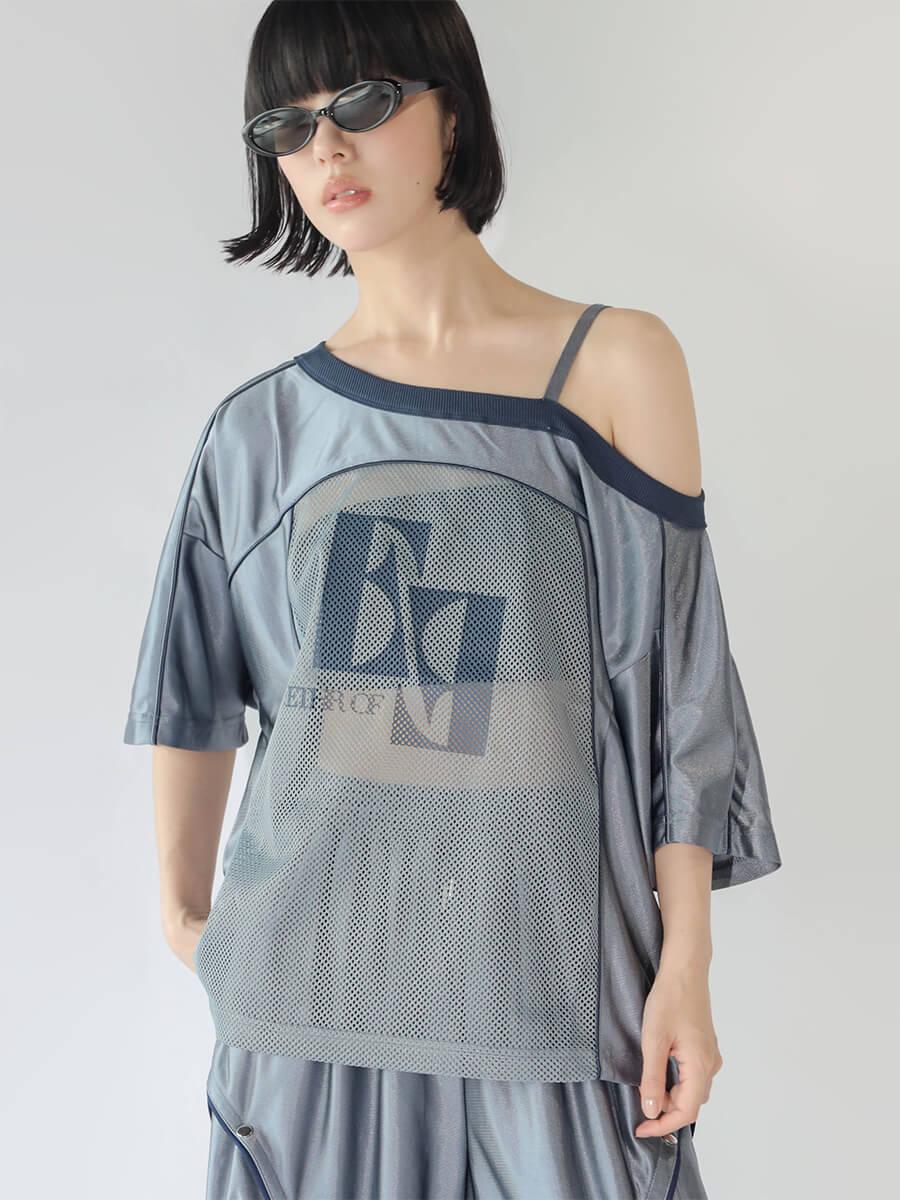 OFF-SHOULDER FOOTBALL LOGO T-SHIRT