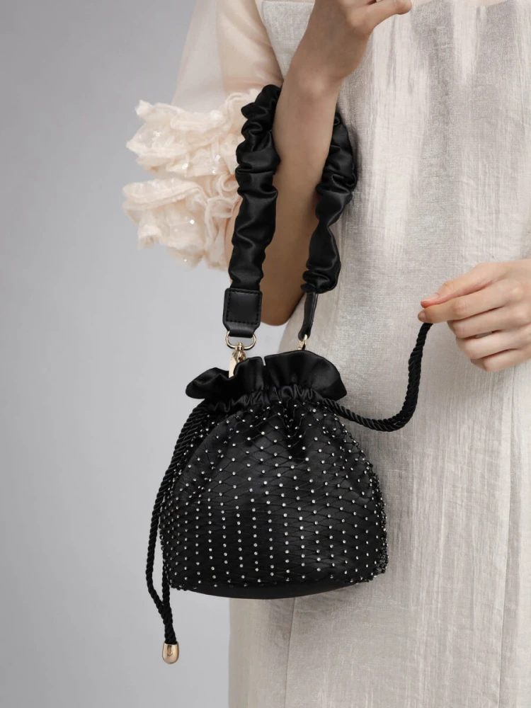 美品★TO BE CHIC 巾着袋付　かごバッグ黒　ビジュー　タッセル紐　マチ底 美品☆TO BE CHIC 巾着袋付 かごバッグ黒 ビジュー タッセル紐