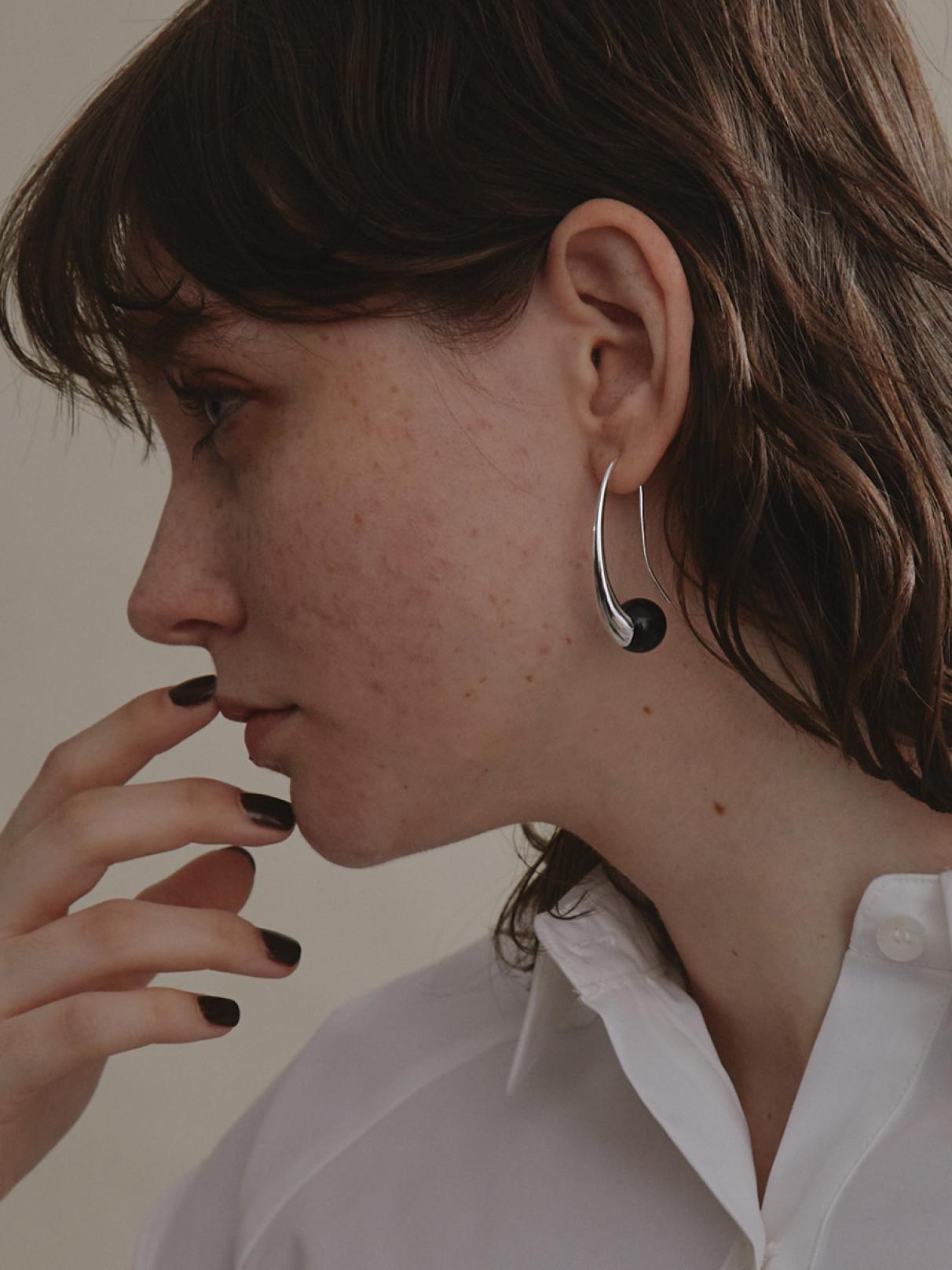 オニキスボリュームピアス - UNBEIGE - UNBEIGE｜YAMADAYA STORE