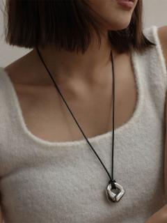 レザーライクコードネックレス〈316L-STAINLESS〉 - UNBEIGE - UNBEIGE