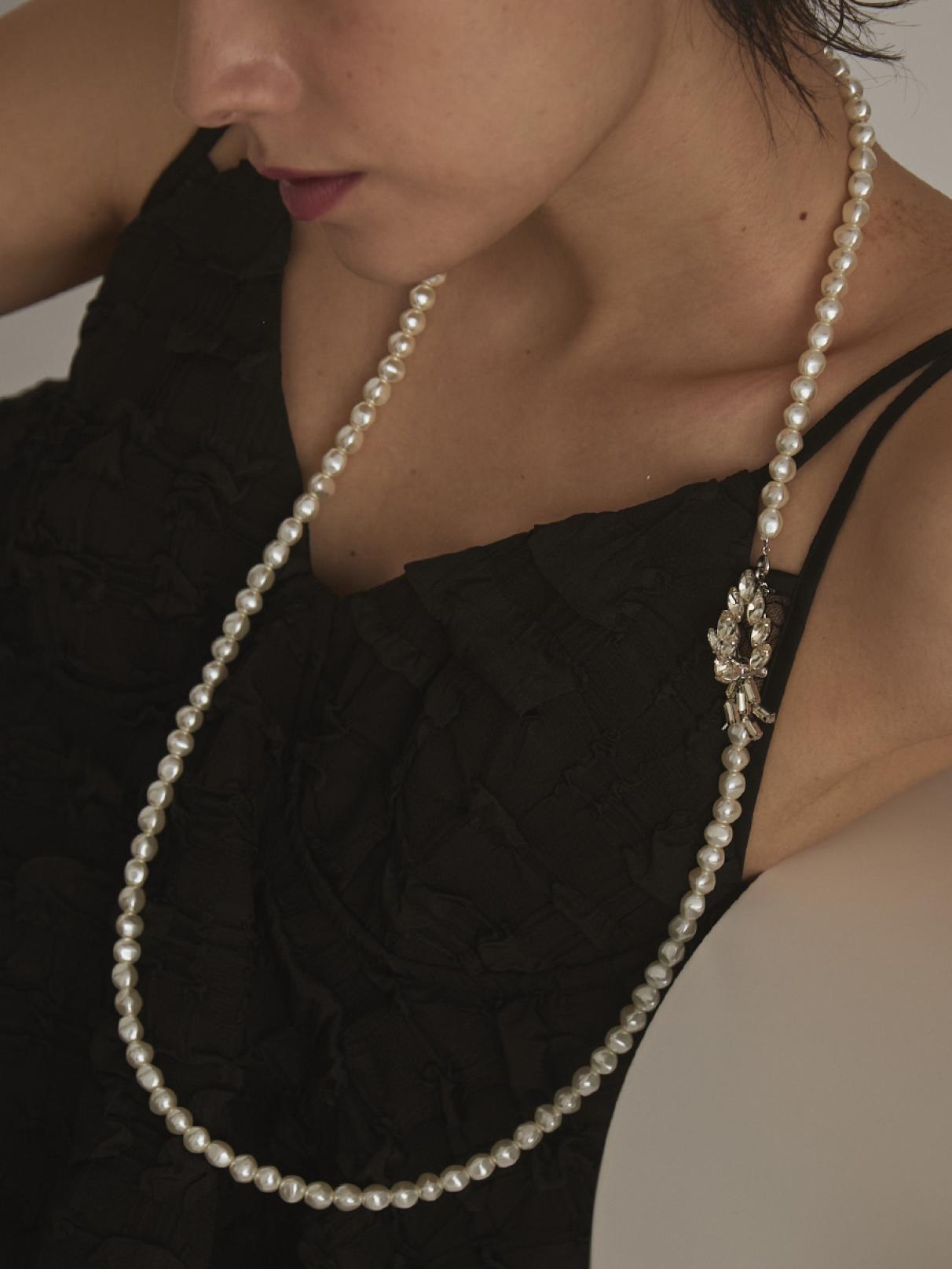 リーフブローチ×パールロングネックレス - UNBEIGE - UNBEIGE