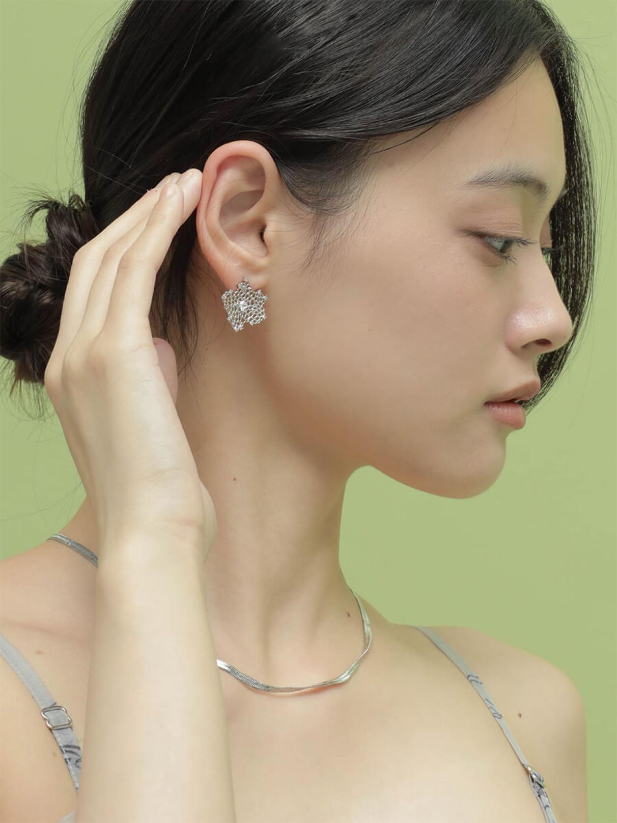 メッシュフラワーモチーフピアス - UNBEIGE - UNBEIGE｜YAMADAYA STORE