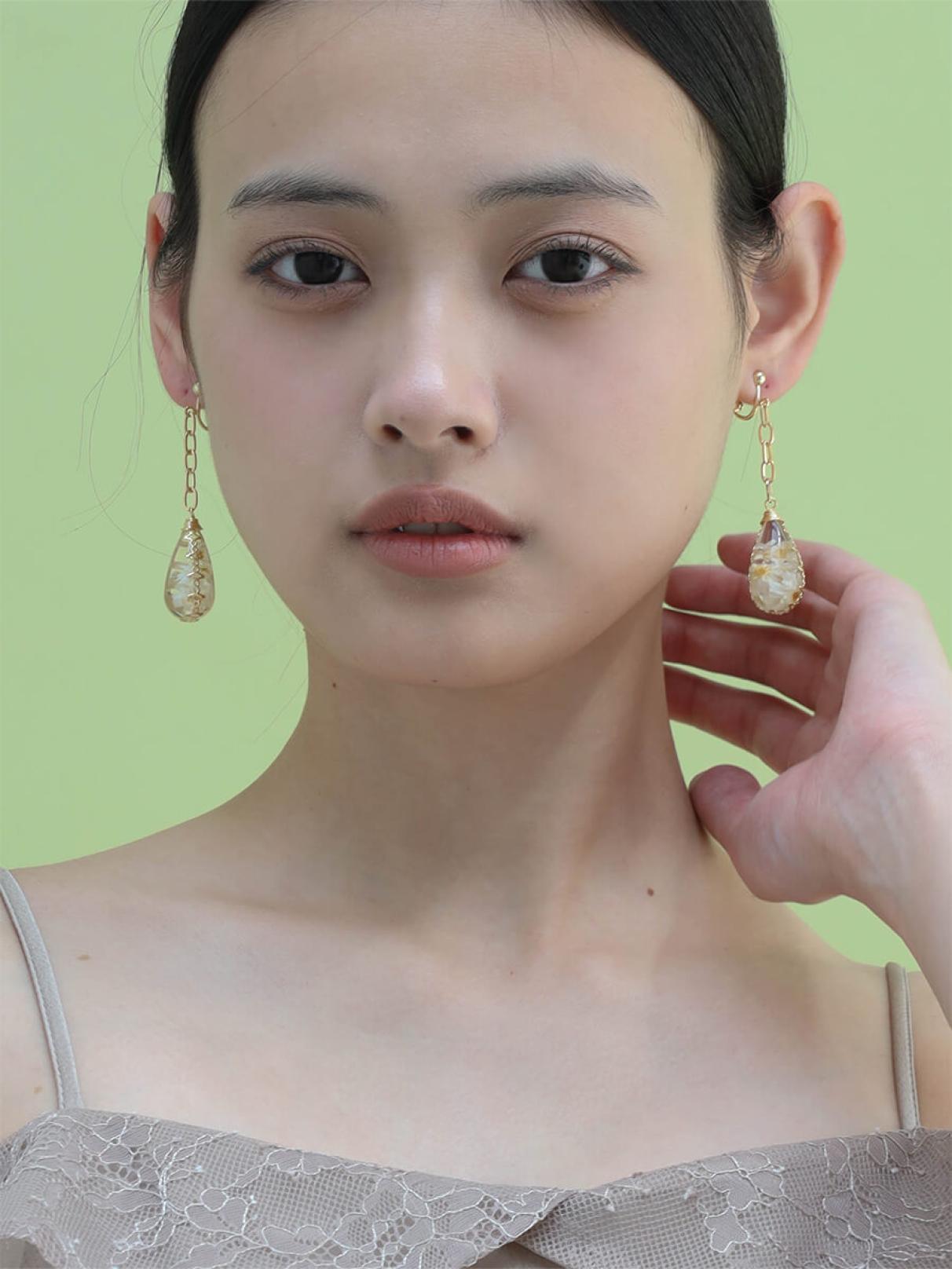 アンクゥ イヤリング フラワードロップチェーンイヤリング - UNBEIGE - UNBEIGE｜YAMADAYA STORE