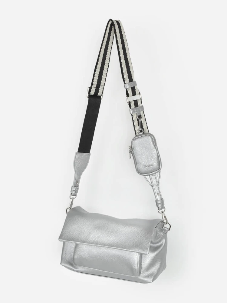 激安nouer 新品エンボスロゴバック