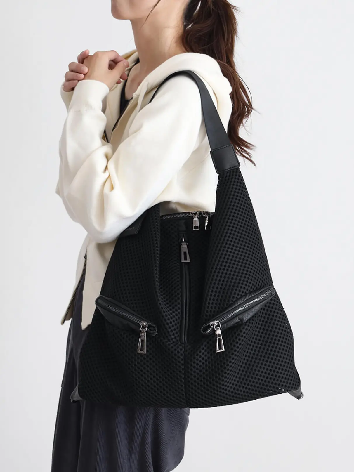 【新品】NOUER メッシュ 2WAYバッグ ベージュ/ブラック ヌエール nouer 2way巾着メッシュバッグ （ブラック） -靴