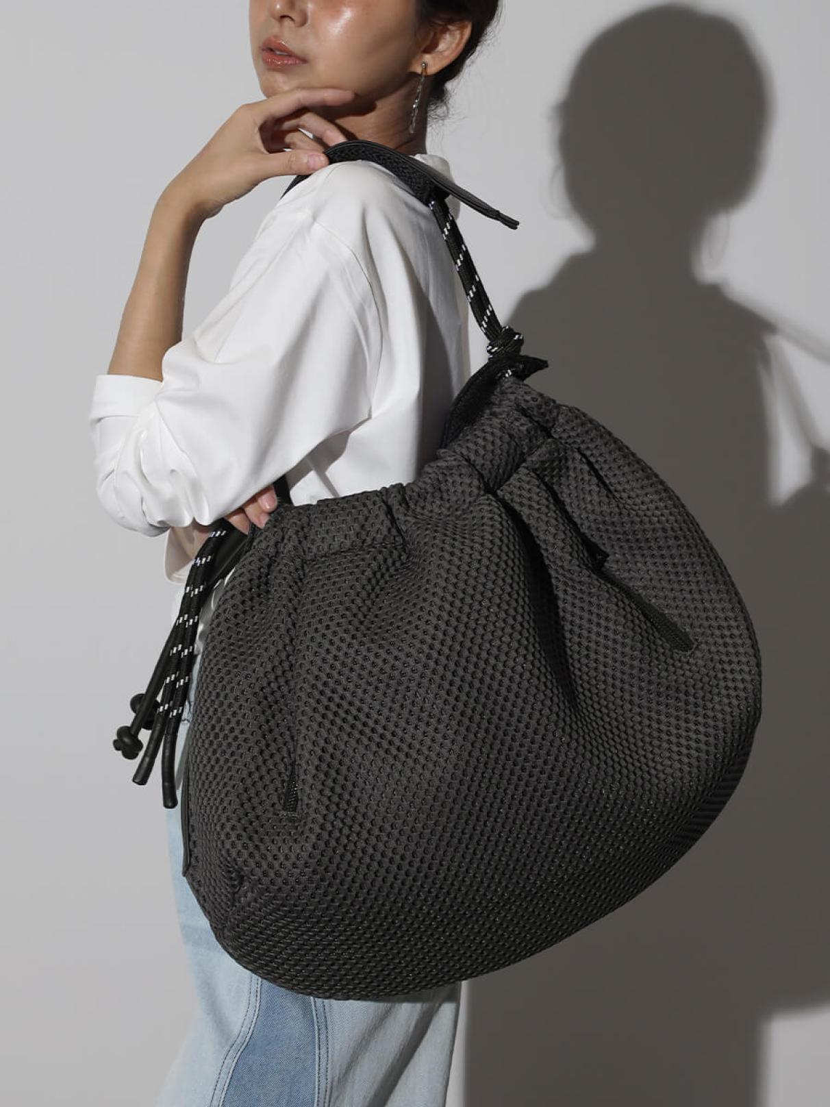 【極美品】nouer ショルダーバッグ　メッシュ　巾着　ブラック ヌエール nouer 2way巾着メッシュバッグ （ブラック） -靴
